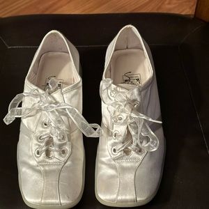 Dyeable satin sneakers.